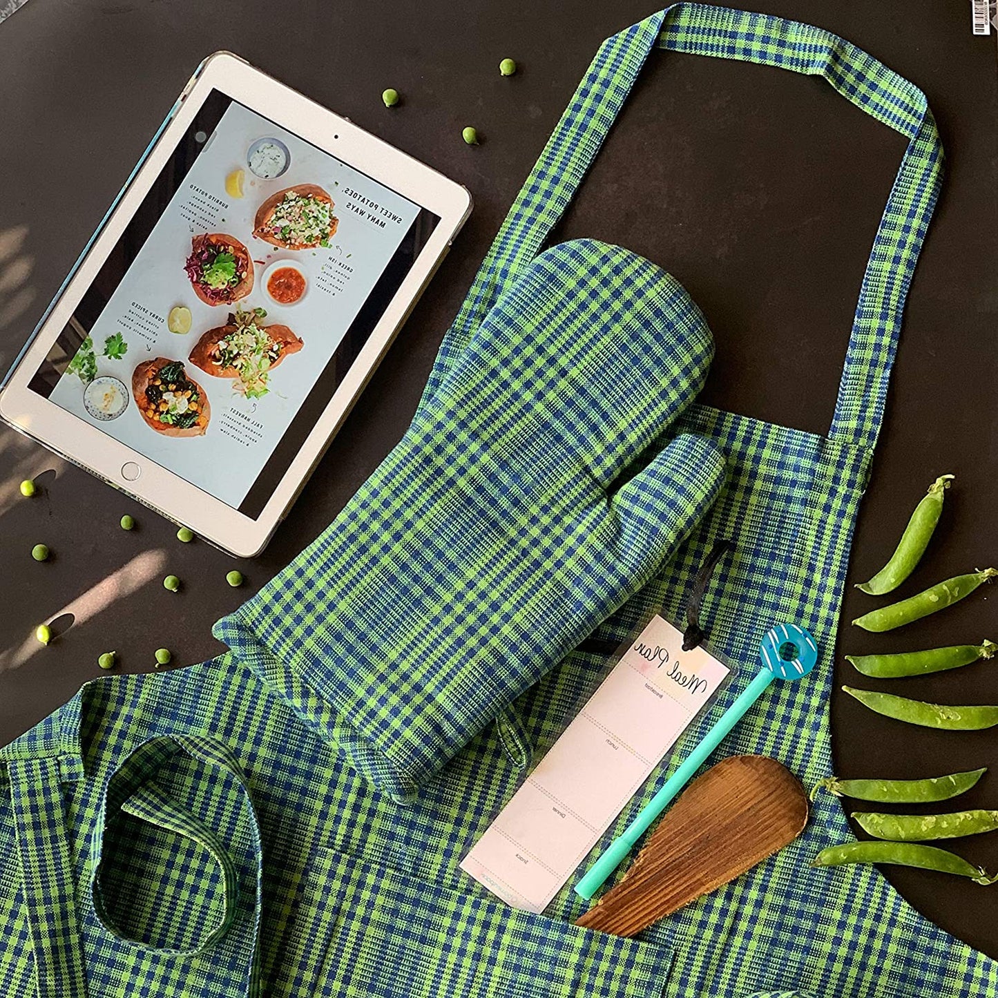 Green pin stripe apron with mitten