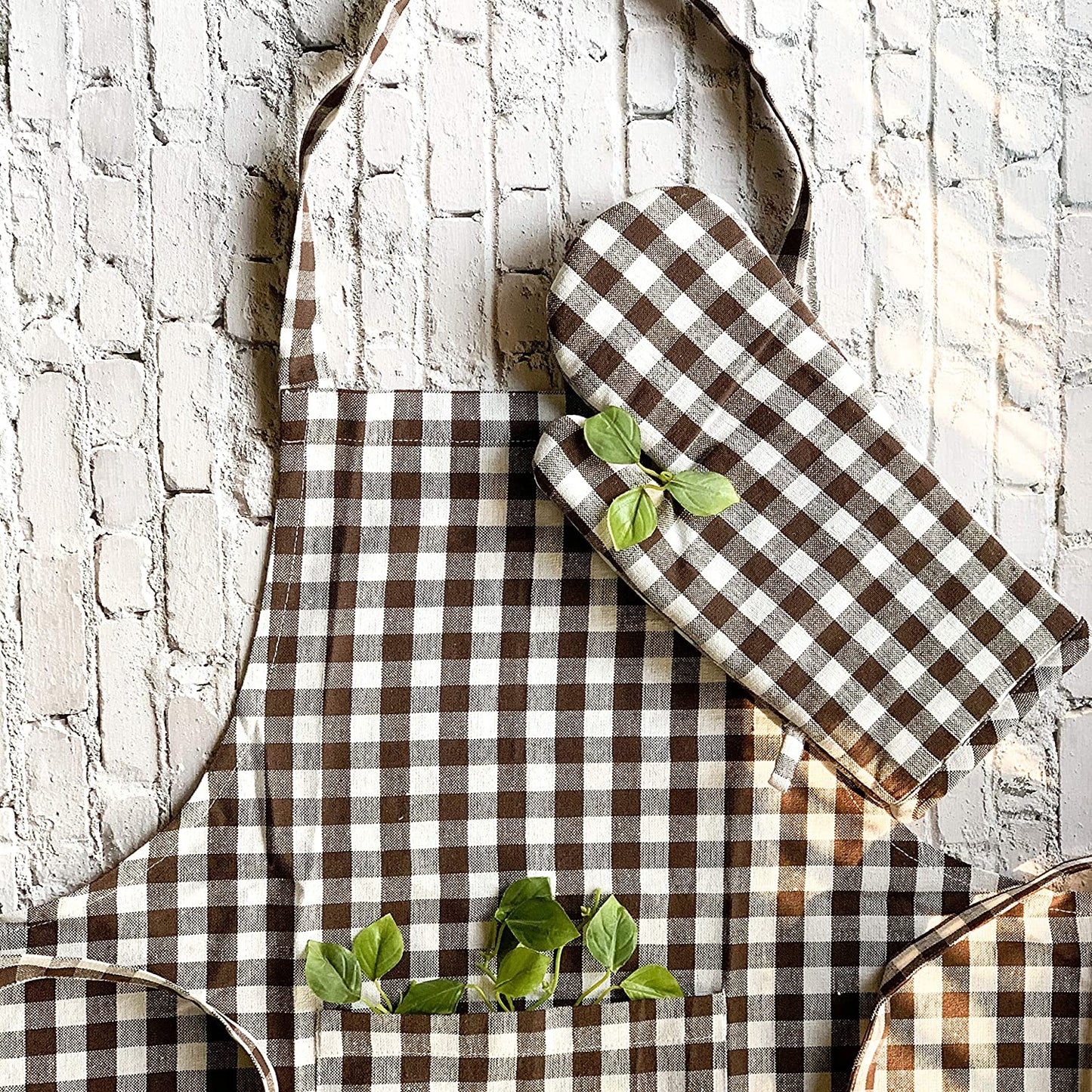 Black&white gingham apron with mitten