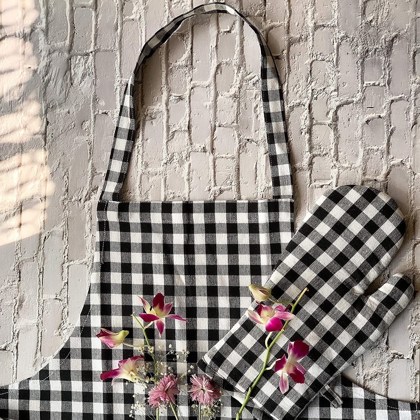 Black&white gingham apron with mitten